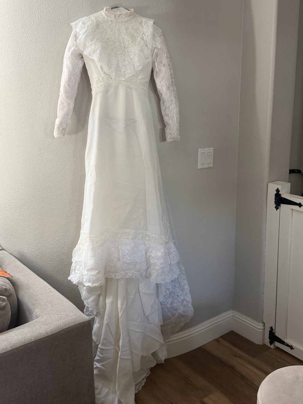 Vintage 70s/80s Lace Wedding Dress with Matching Hat & Veil -
Size 6 (XS)